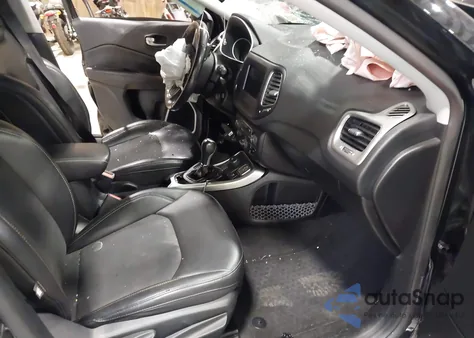 2019 Jeep Compass Latitude 4X4 z USA, uszkodzony, nr VIN 3C4NJDBB9KT690507